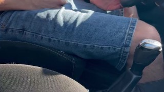 Je fait grandir ma grosse bite au volant pendant que des voitures me doublent sur l&rsquo;autoroute